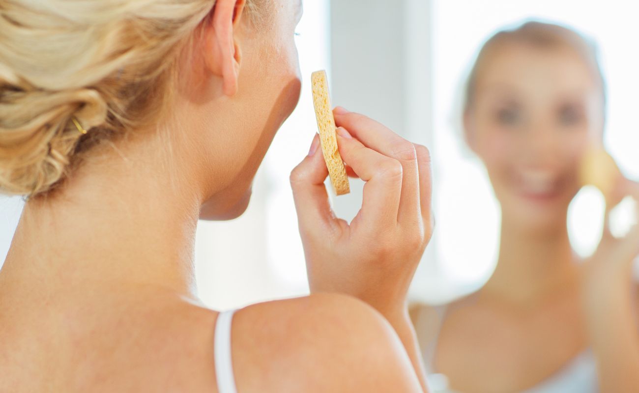Cum ne îngrijim extensiile de gene? 1 Roxana Beauty Academy cum ingrijim extensiile de gene acasa2